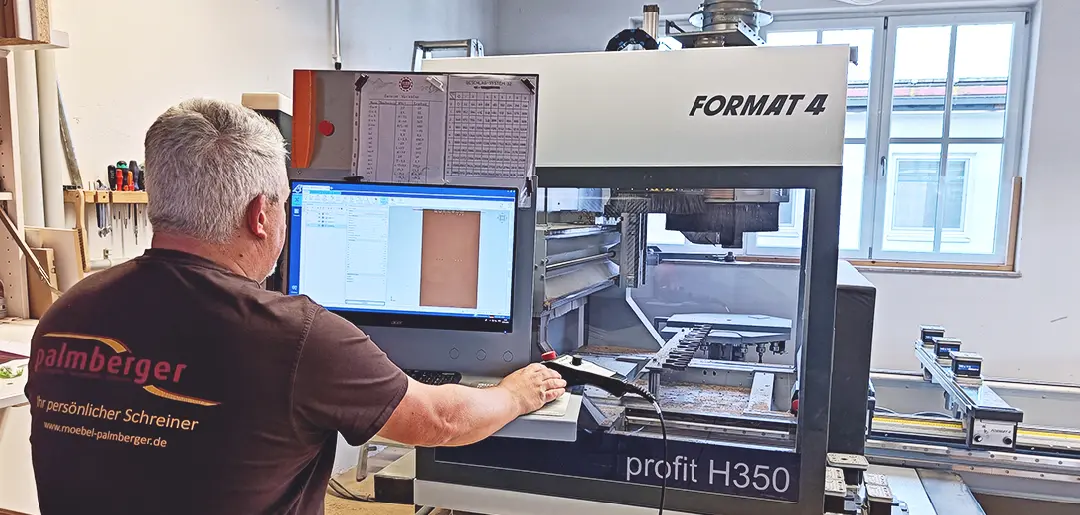 Schreiner Palmberger am Computer, Planung Innentüre